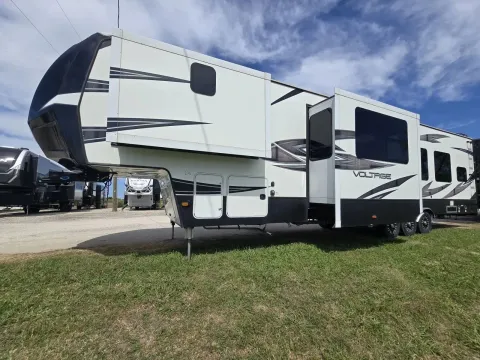 More photos of 2017 Dutchmen Voltage 3815 at Liberty Trail RV - Denton, TX
