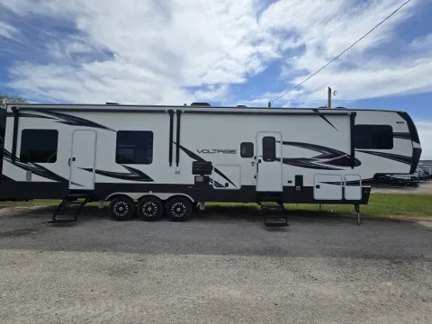 More photos of 2017 Dutchmen Voltage 3815 at Liberty Trail RV - Denton, TX