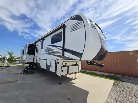 Photos of 2021 Kz Durango Gold 391RKQ for sale in Valley View, TX at Liberty Trail RV - Denton