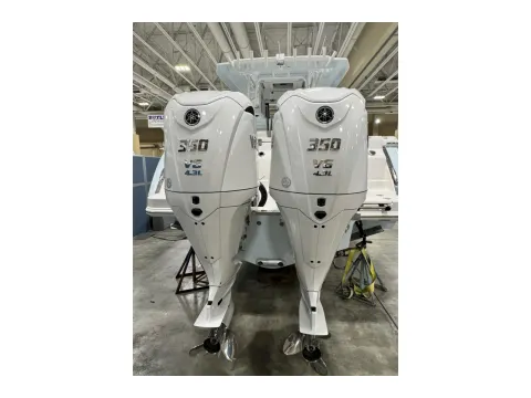 Photos of 2026 Robalo R300 Center Console for sale in Charleston, SC at Longshore Boats Charleston