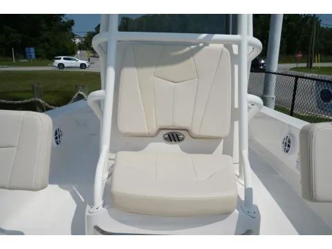 More photos of 2026 Robalo 206 Cayman at Longshore Boats Charleston, SC