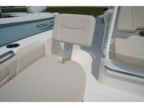 More photos of 2026 Robalo 206 Cayman at Longshore Boats Charleston, SC