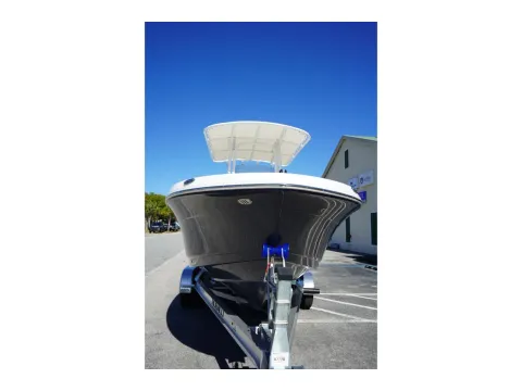 Another view of 2026 Robalo R202 Explorer for sale in Charleston, SC at Longshore Boats Charleston