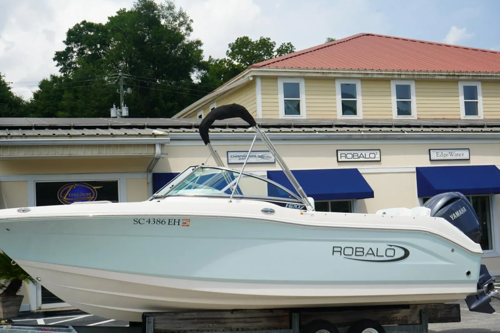 2025 Robalo R207 Dual Console