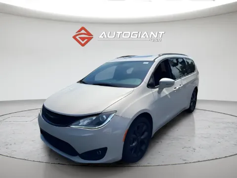 Photos of 2019 Chrysler Pacifica Limited for sale in Indianapolis, IN at AutoGiant USA Indianapolis
