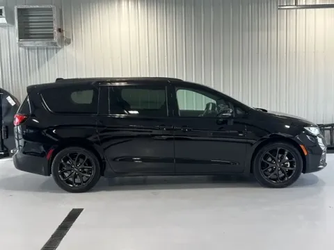 Photos of 2025 Chrysler Pacifica Limited for sale in Tea, SD at CarSwap