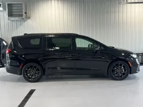 Photos of 2025 Chrysler Pacifica Limited for sale in Tea, SD at CarSwap
