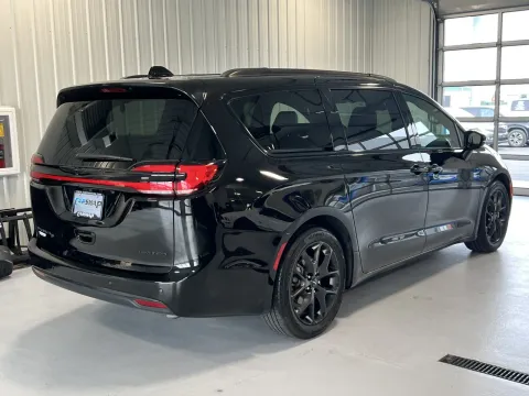 Another view of 2025 Chrysler Pacifica Limited for sale in Tea, SD at CarSwap