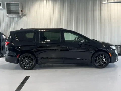 Photos of 2025 Chrysler Pacifica Limited for sale in Tea, SD at CarSwap