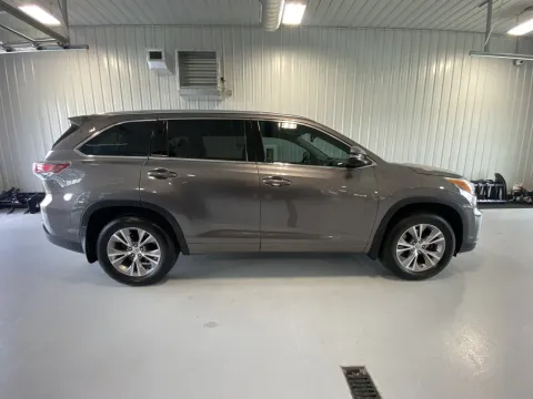 Photos of 2014 Toyota Highlander XLE V6 for sale in Tea, SD at CarSwap