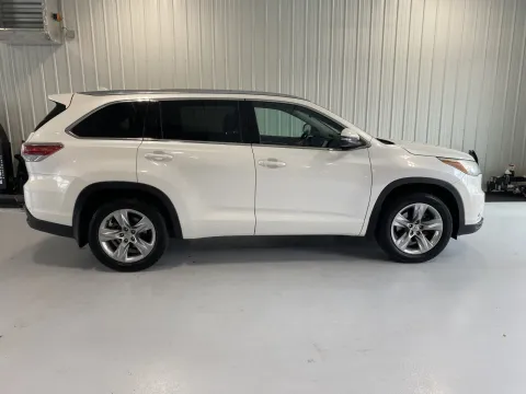 Photos of 2015 Toyota Highlander Limited for sale in Tea, SD at CarSwap