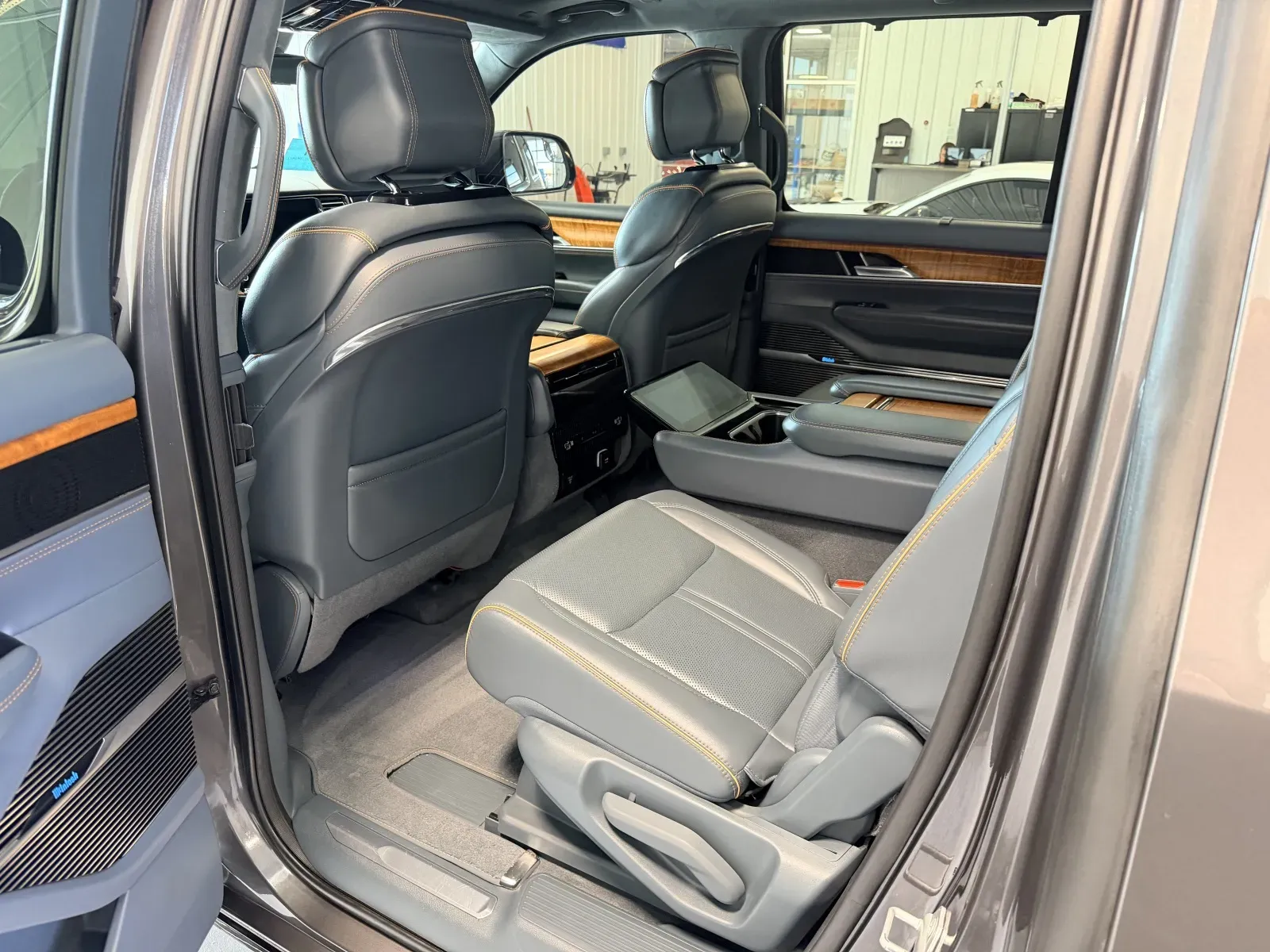 Jeep Grand Wagoneer photo 32