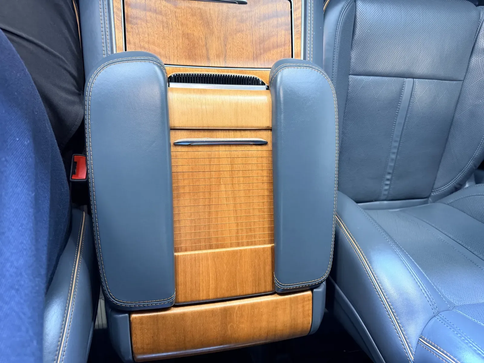 Jeep Grand Wagoneer photo 17