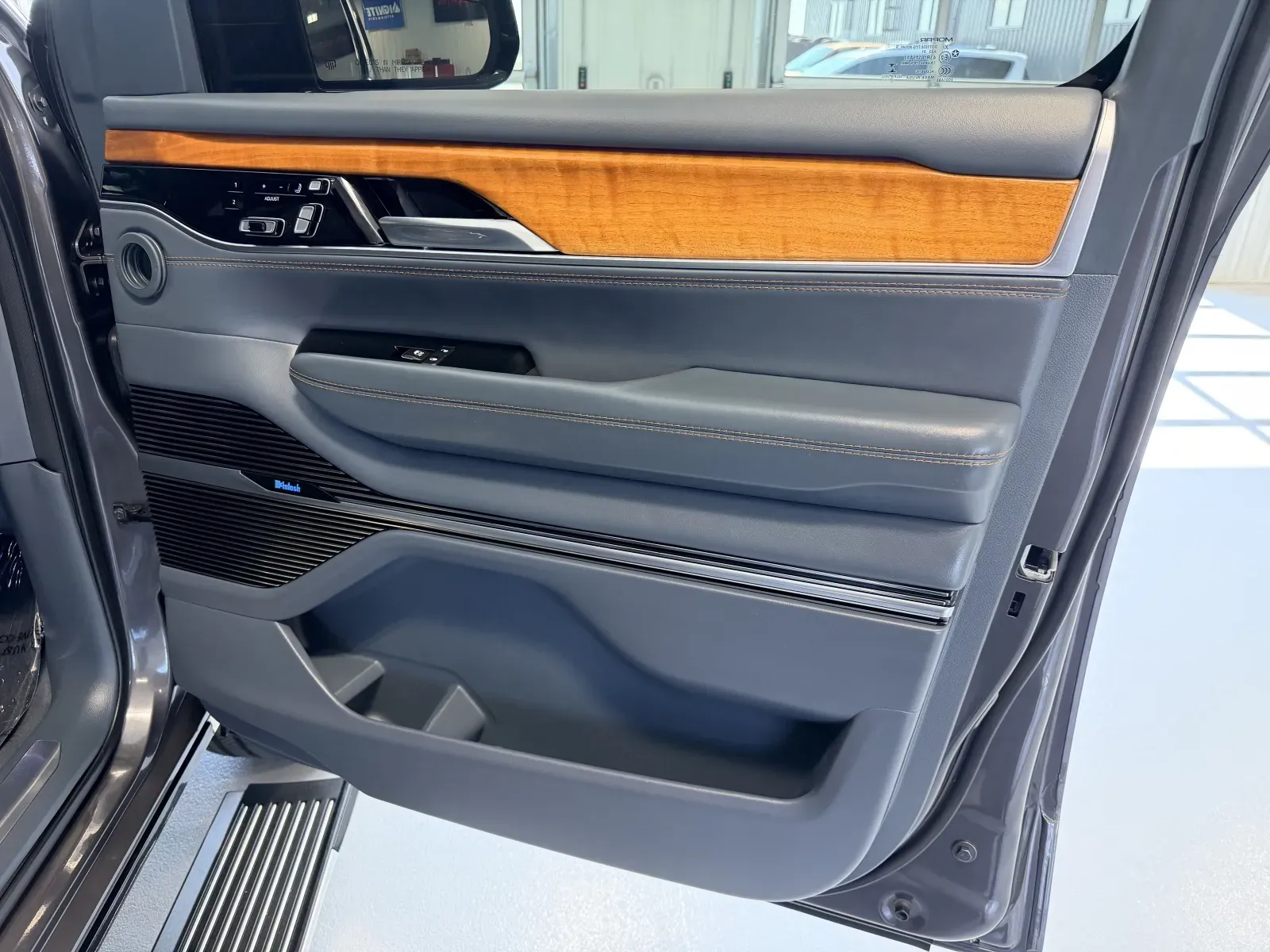 Jeep Grand Wagoneer photo 47
