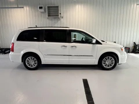 Photos of 2015 Chrysler Town & Country Touring-L for sale in Tea, SD at CarSwap