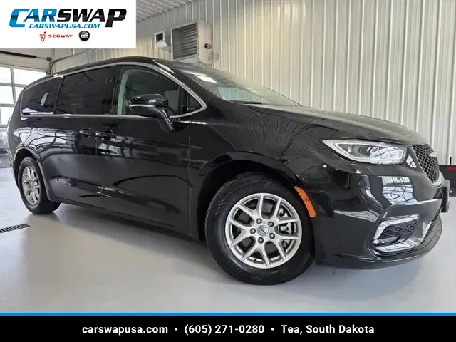 2024 Chrysler Pacifica Touring L's photo