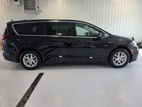 Photos of 2024 Chrysler Pacifica Touring L for sale in Tea, SD at CarSwap