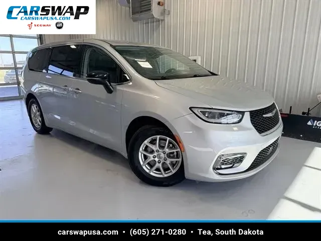 2024 Chrysler Pacifica Touring L's photo