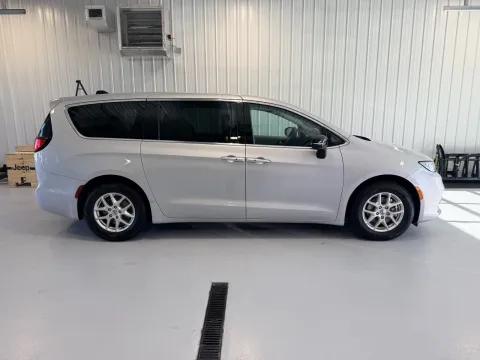 Photos of 2024 Chrysler Pacifica Touring L for sale in Tea, SD at CarSwap