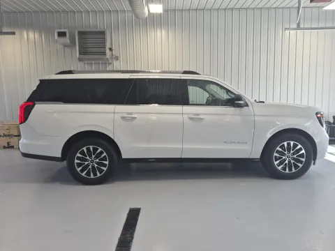Photos of 2025 Ford Expedition Max Platinum for sale in Tea, SD at CarSwap