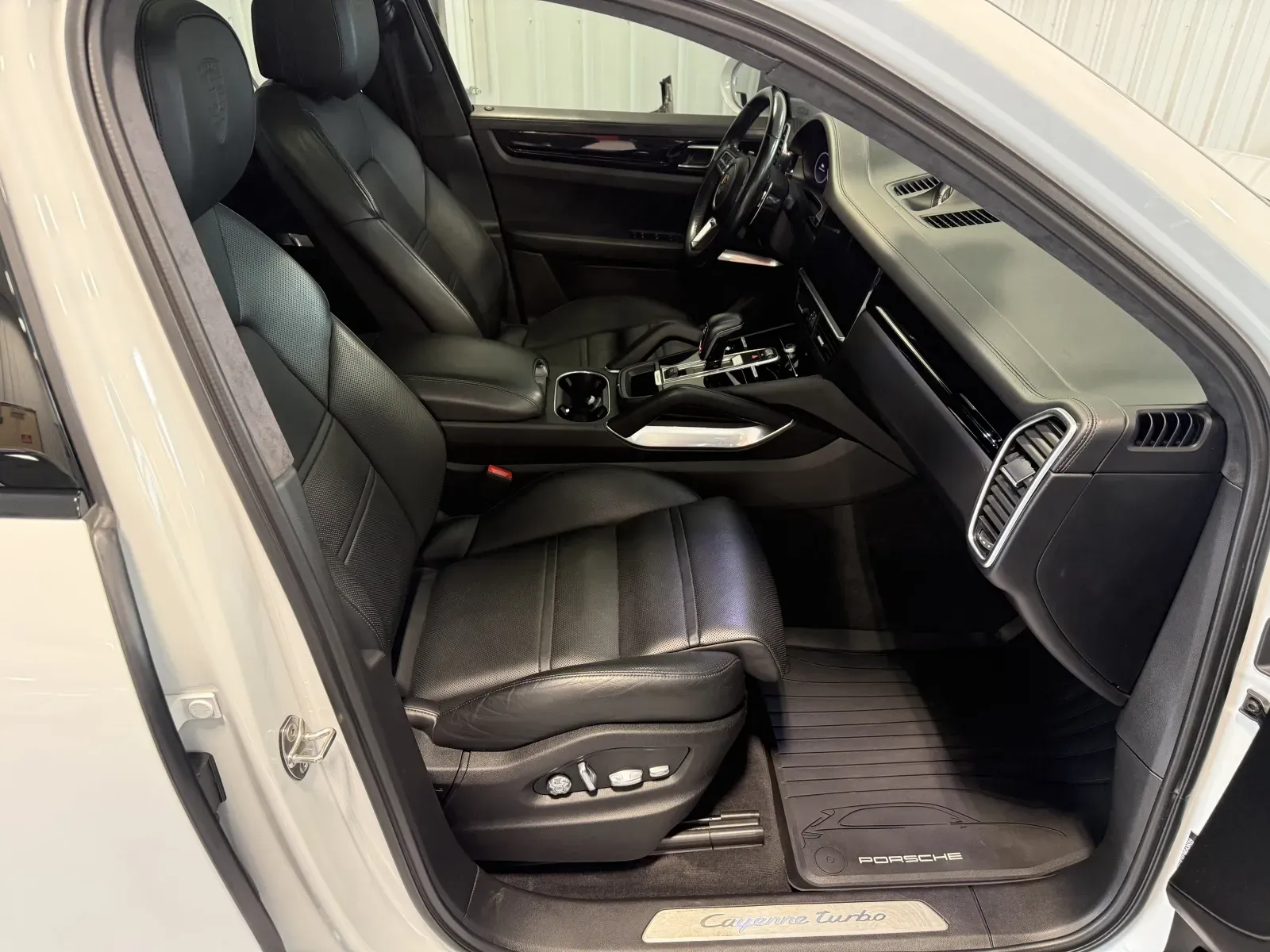 2021 Porsche Cayenne Turbo - Photo 27