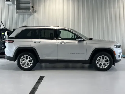 Photos of 2024 Jeep Grand Cherokee Limited for sale in Tea, SD at CarSwap