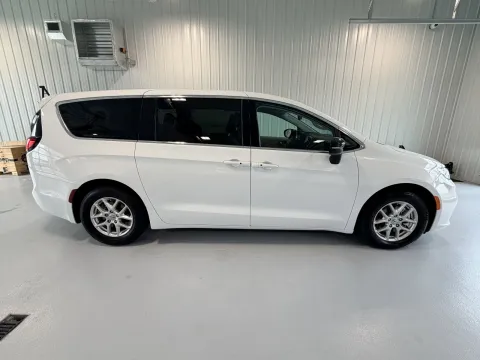 Photos of 2024 Chrysler Pacifica Touring L for sale in Tea, SD at CarSwap