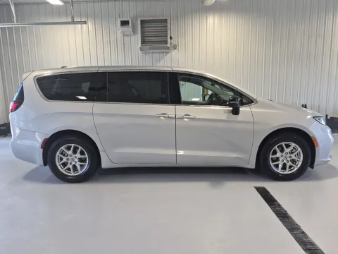 Photos of 2024 Chrysler Pacifica Touring L for sale in Tea, SD at CarSwap