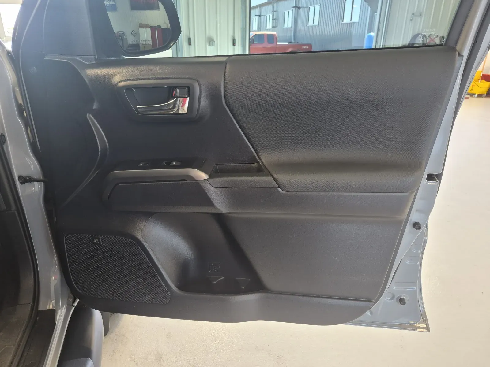 Toyota Tacoma photo 17