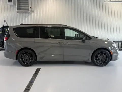 Photos of 2025 Chrysler Pacifica Limited for sale in Tea, SD at CarSwap