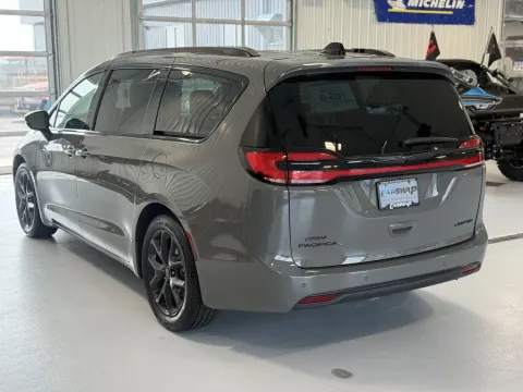 More photos of 2025 Chrysler Pacifica Limited at CarSwap, SD
