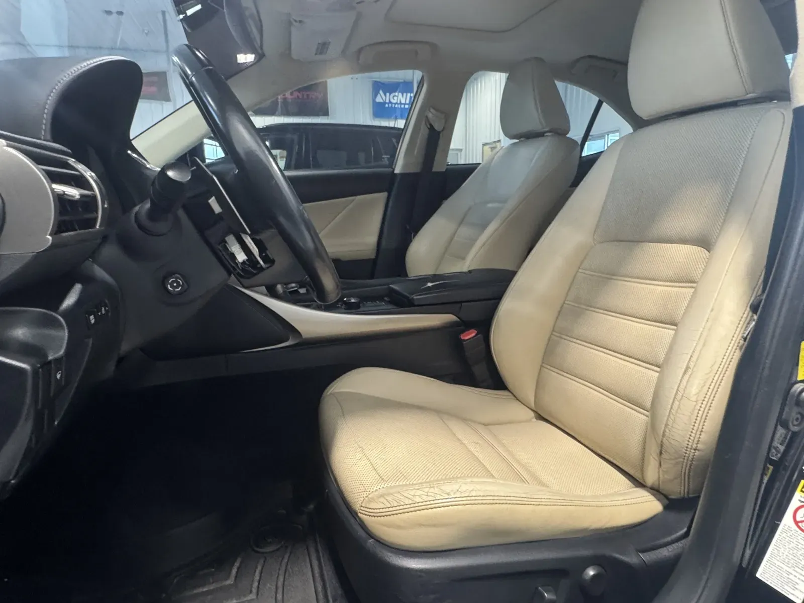 Lexus IS photo 11