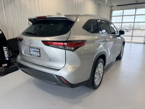 Another view of 2022 Toyota Highlander Limited for sale in Tea, SD at CarSwap