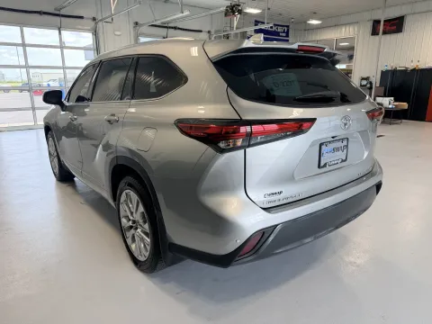 More photos of 2022 Toyota Highlander Limited at CarSwap, SD