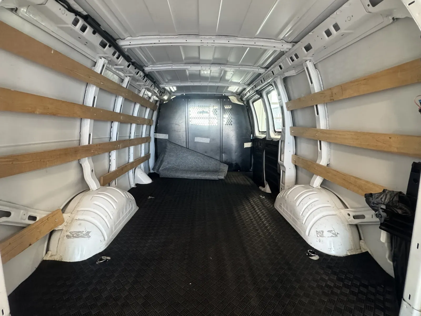 GMC Savana photo 12