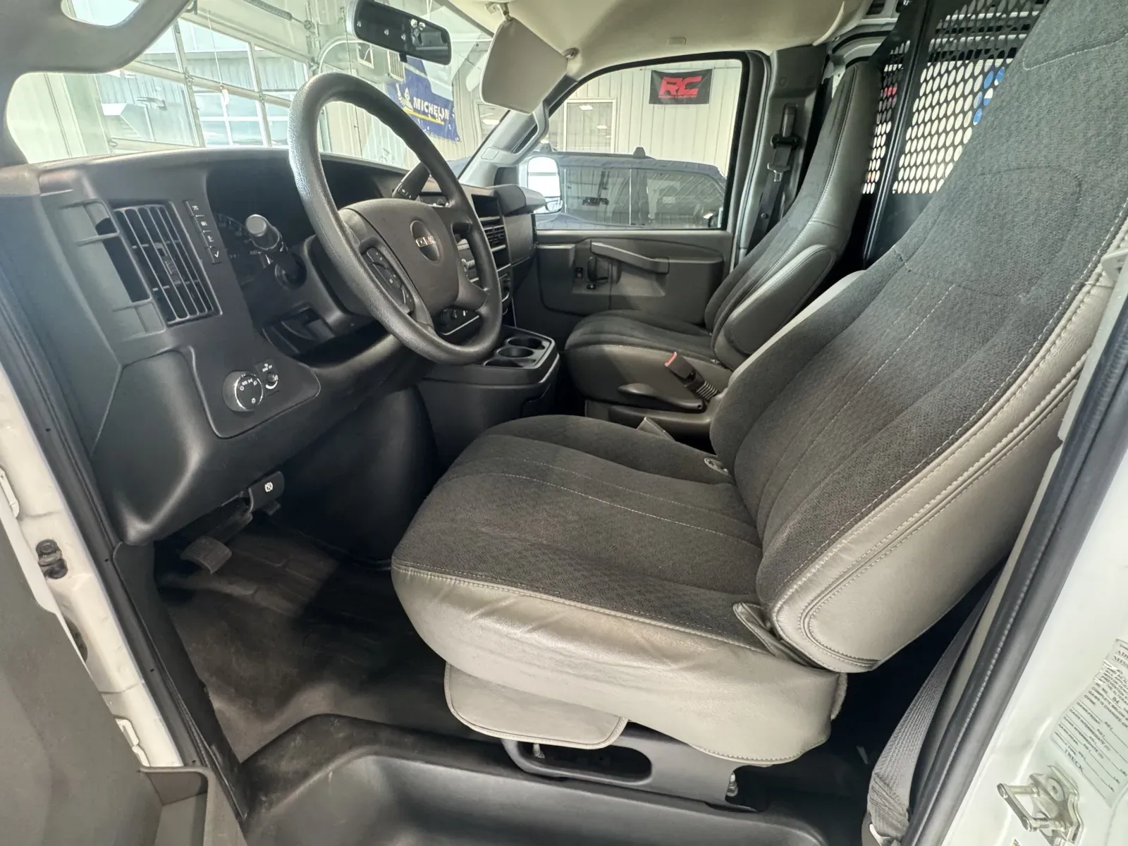 GMC Savana photo 9