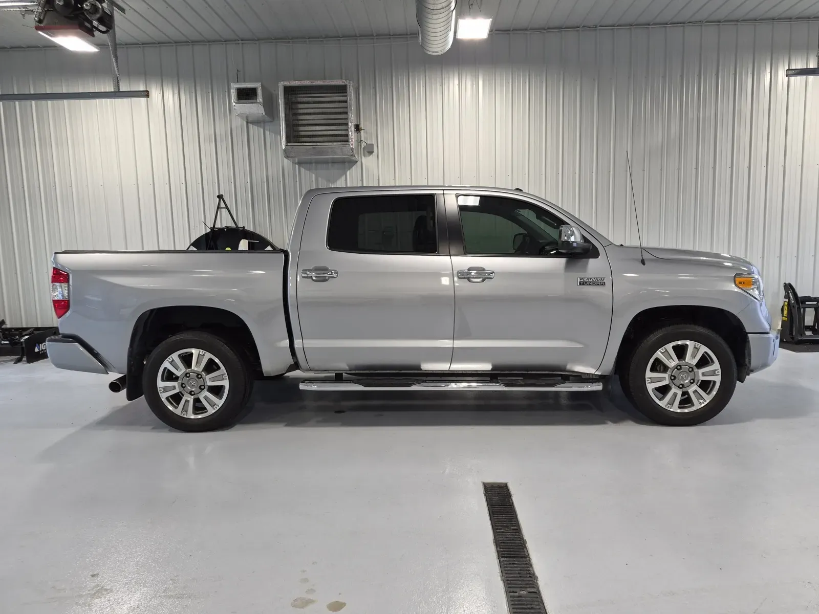 Toyota Tundra photo 2