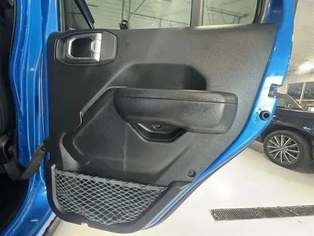 Jeep Wrangler photo 16