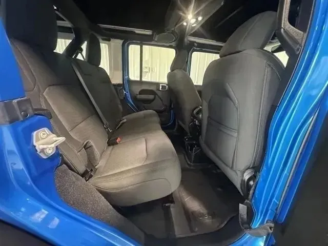 Jeep Wrangler photo 18
