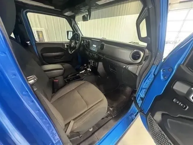 Jeep Wrangler photo 21