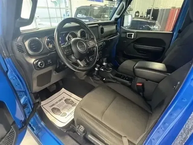 Jeep Wrangler photo 8