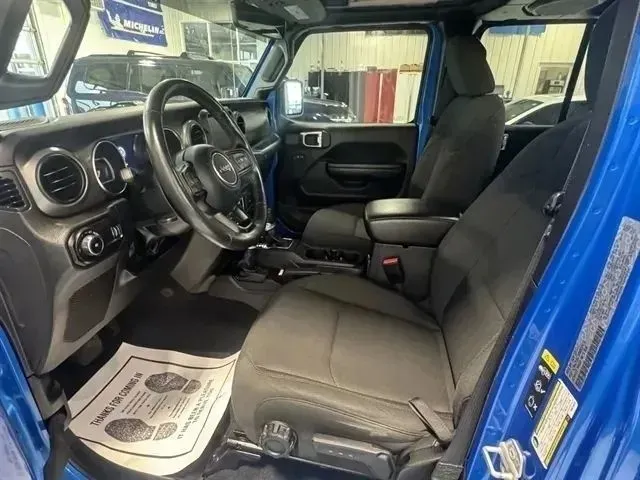 Jeep Wrangler photo 9