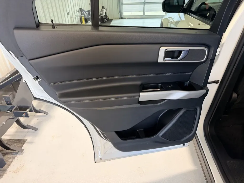 Ford Explorer photo 29