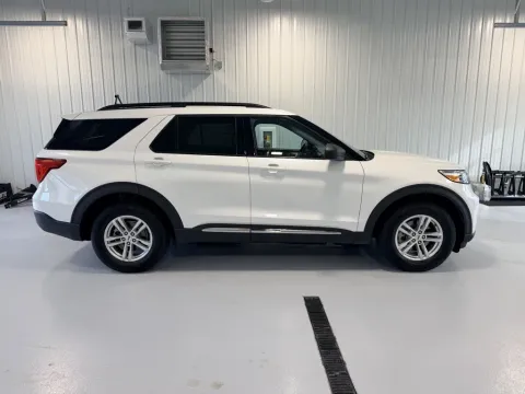 Photos of 2024 Ford Explorer XLT for sale in Tea, SD at CarSwap