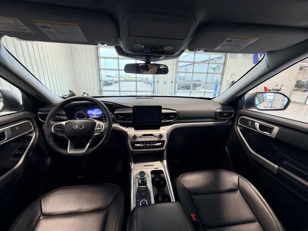 Ford Explorer photo 8