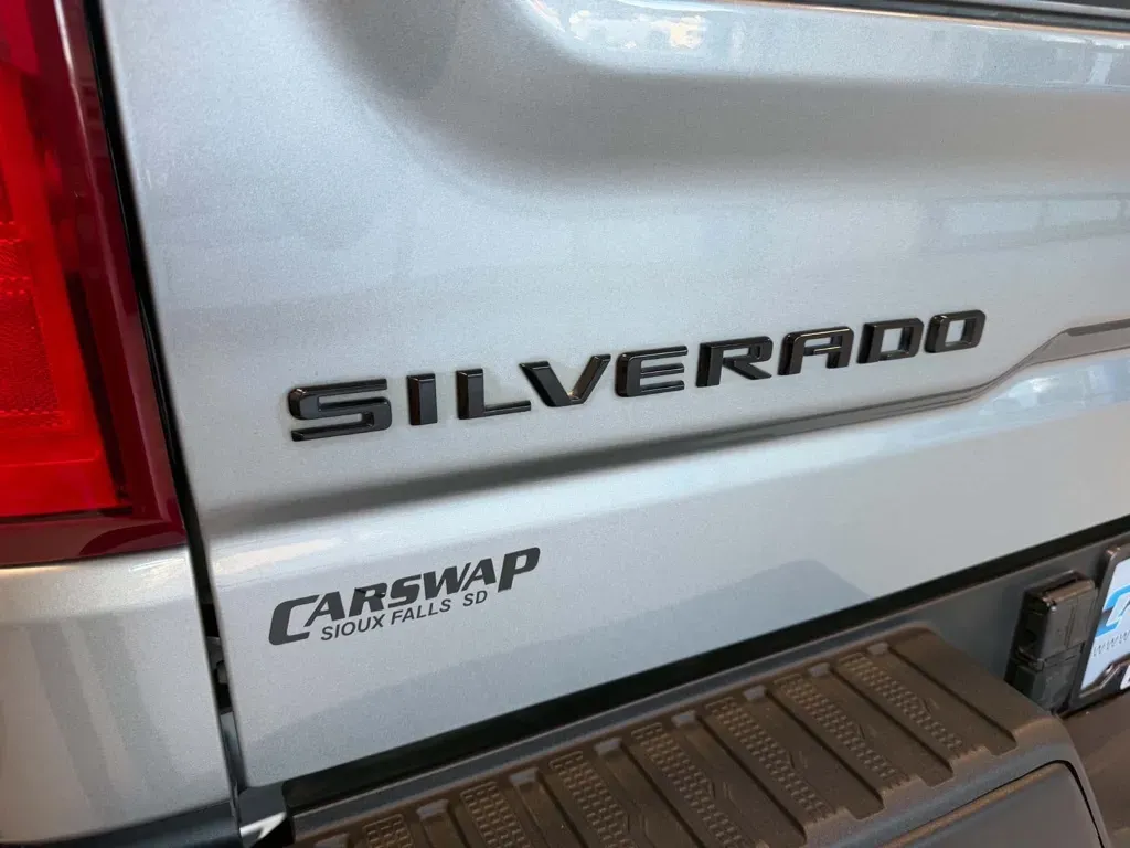 Chevrolet Silverado photo 8