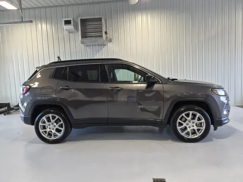 Photos of 2023 Jeep Compass Latitude Lux for sale in Tea, SD at CarSwap