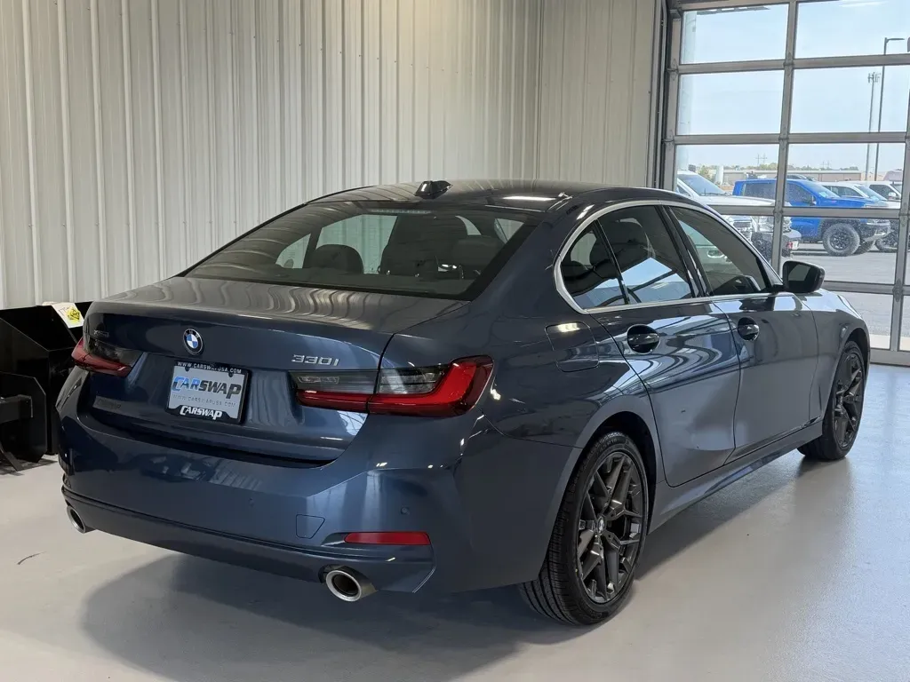 BMW 3 Series photo 3