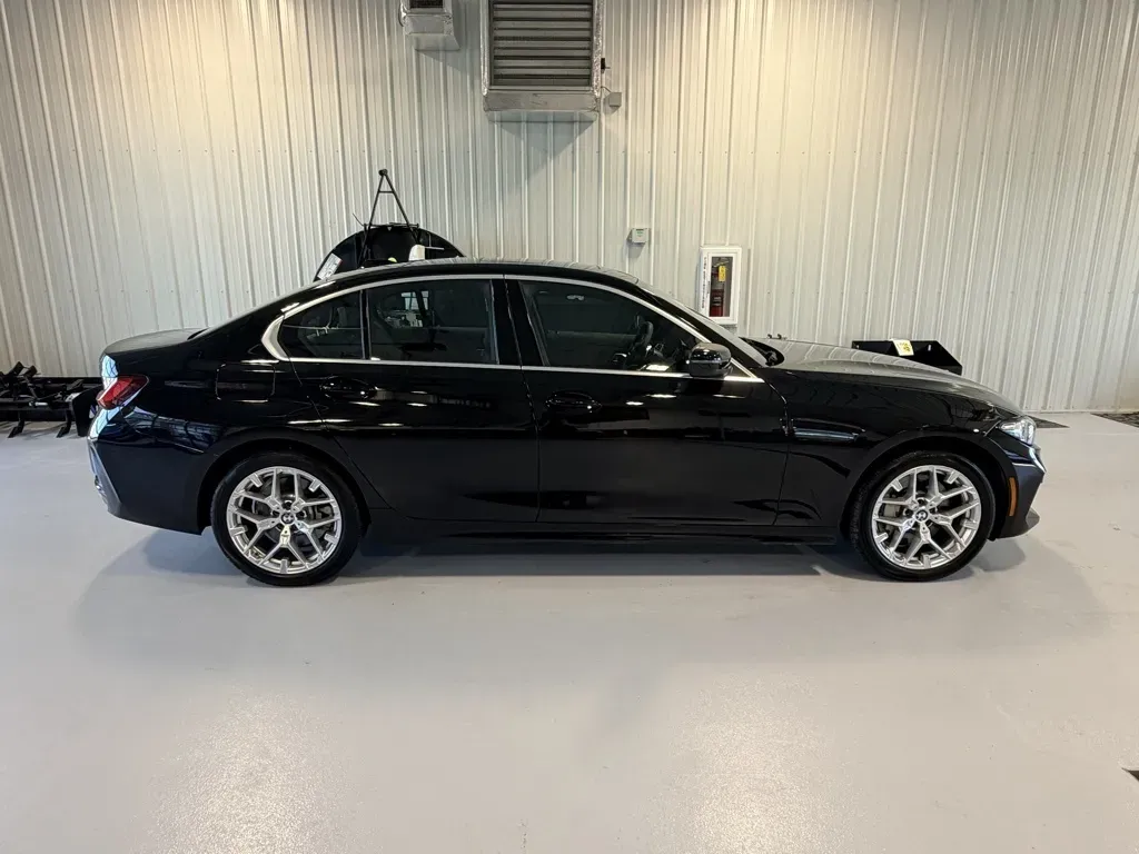BMW 3 Series photo 2