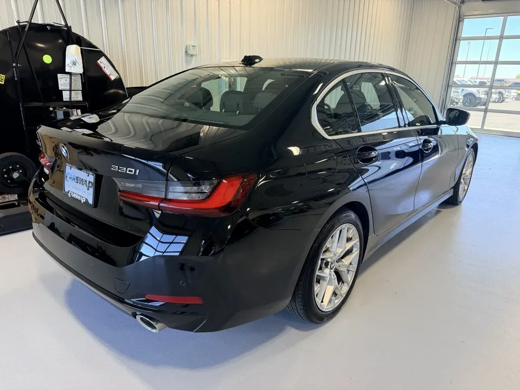 BMW 3 Series photo 3